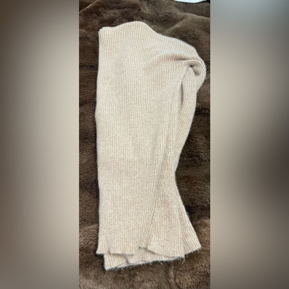 EUC Beautiful Brass The Crossover Cashmere V-Neck Sweater- Size Medium - Picture 8 of 10